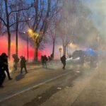 Scontri a corteo per Askatasuna, petardi e bombe carta contro le forze dell'ordine