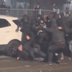 Scontri corteo Askatasuna, in un video agente accerchiato e preso a martellate