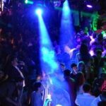 Spray al peperoncino in discoteca, caos e ragazzi in fuga