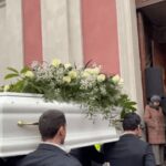 Asti, è il giorno del funerale di Zoe Trinchero: bara bianca coperta di rose