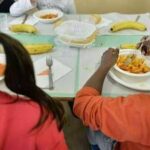 Bimbi a tavola, studio: Mangiare senza aiuto favorisce sviluppo linguaggio
