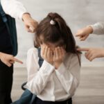 Bullizza mia nipote: nonno entra in aula alle elementari e schiaffeggia un bimbo