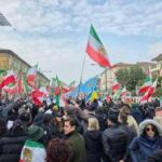 Iran, proteste di fronte al consolato di Milano: Viva lo Shah