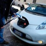 Mobilità, indagine: un italiano su due valuta l'acquisto di un’auto green