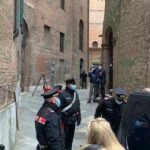 Morte David Rossi, perizia: lesioni volto non legate a caduta, ipotesi urto contro fili metallo fine...