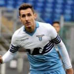 Quando il calciatore aiuta l'arbitro, i due precedenti di Miroslav Klose: 'l'anti-Bastoni'