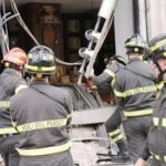 Tram deragliato a Milano, due morti e 48 feriti: l'ipotesi di un guasto al freno d'emergenza dopo il...