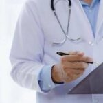 Uno studio svela i pericoli delle maniche lunghe negli ospedali, perché è meglio evitarle