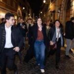 Referendum, la festa di Schlein in piazza tra selfie, cori e una promessa: Batteremo Meloni