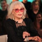 Amanda Lear a Belve: Dalì era impotente, Bowie? Faceva un po' schifo...