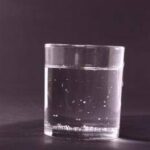 Bere acqua calda al mattino o alla sera? I consigli dell'esperto