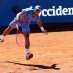 Borges serve dal basso sul match point, Etcheverry 'offeso'. E Barcellona fischia