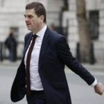 Caso Epstein, terremoto nel governo Starmer: silurato il massimo funzionario del Foreign Office dopo...