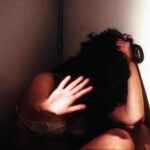 Fa violentare la madre disabile, arrestati figlia e compagno: filmati choc incastrano i responsabili