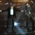 Gianni Morandi show a Milano, a sorpresa arriva Tredici Pietro: il duetto dopo Sanremo