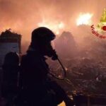 Milano, maxi incendio in un'azienda di smaltimento di rifiuti a Bollate