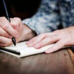 Parkinson, segnali precoci della malattia e come proteggere la salute del cervello: 10 cose da saper...