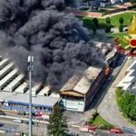 Torino, maxi incendio a Beinasco: evacuate case vicine. Sindaco: Tenete chiuse le finestre